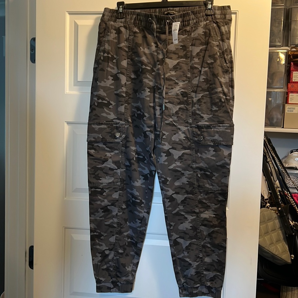 Banana Republic cropped joggers black & gray camo size medium